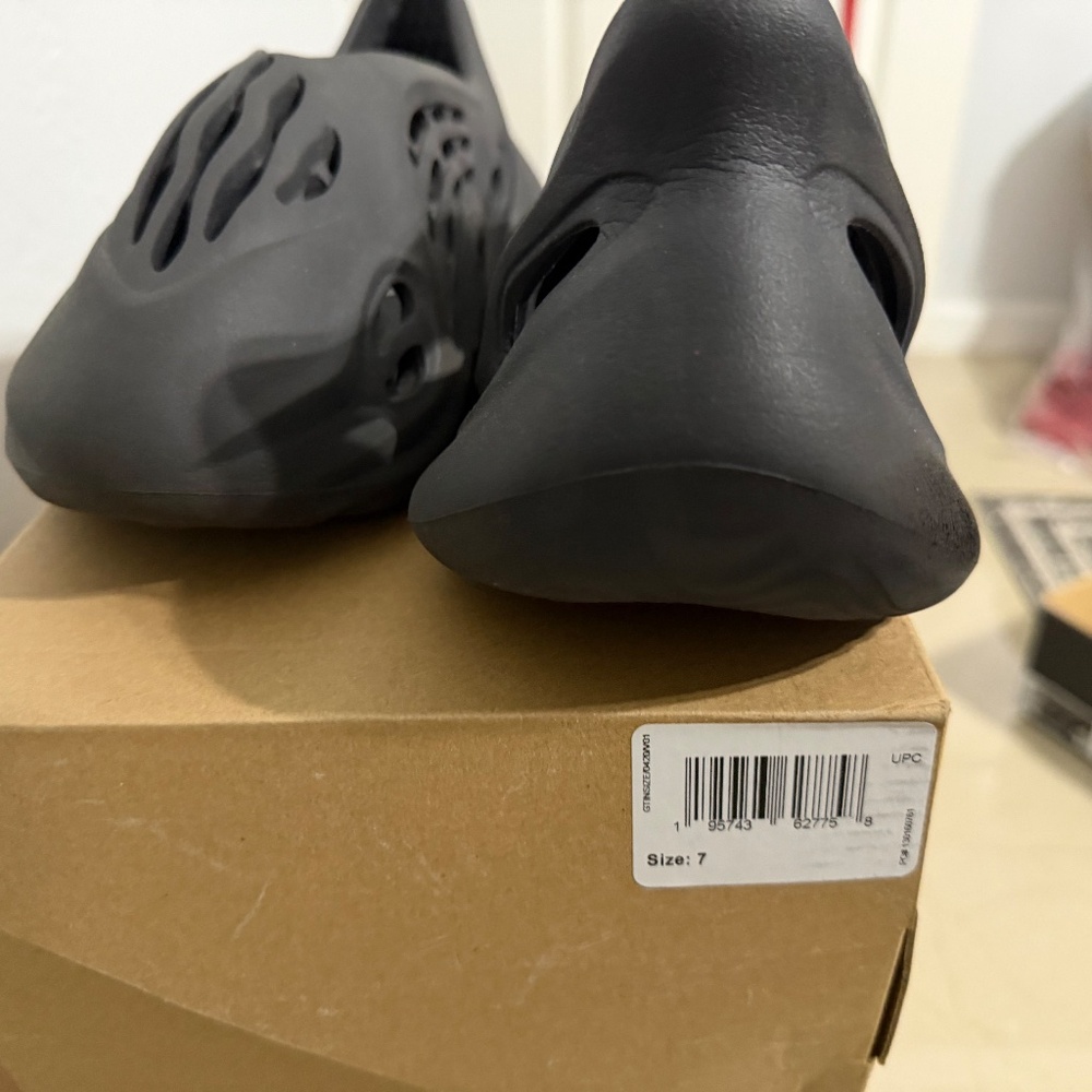 Yeezy Foam Runners - Picture 3 of 4